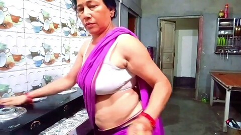 Savita Bhabhi si scatena con un'amica del college e si gode un po' di azione piccante