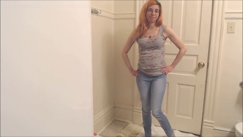Divertimento fetish in solo con la tatuata sexy Petitexrotic in lingerie seducente