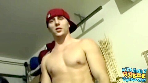 Il teppista sportivo Kelly Cooper chiacchiera mentre accarezza quella carne di ragazzo etero.