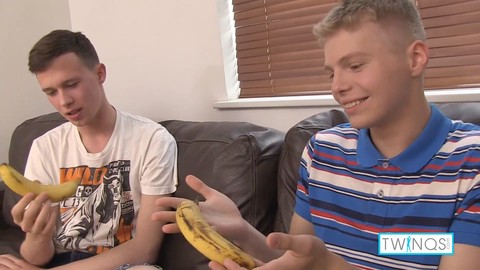 Stunning blonde hunk Aaron and cock-hungry James indulge in passionate rimming session!