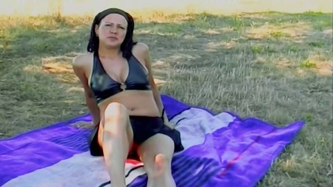Une beauté allemande aux cheveux bruns se fait marteler par une bite raide en plein air