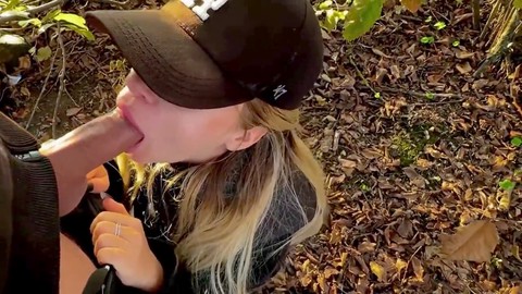 Die süße blonde Xkendy macht meinem Mann einen blasen und präsentiert ihren Hintern