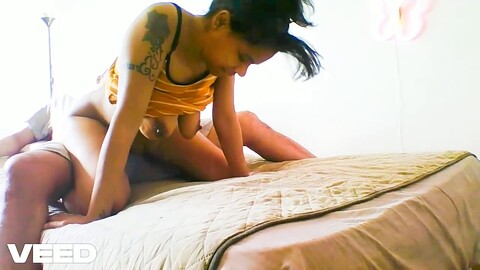 Bellissima ape in abito estivo che mette in mostra quella pelle dorata con un po' di BBC