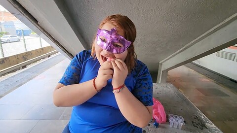 公共场合, 曲线曼妙, 丰满