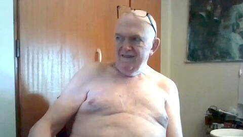 Un homme mature se met en spectacle devant la caméra alors qu'il se fait plaisir