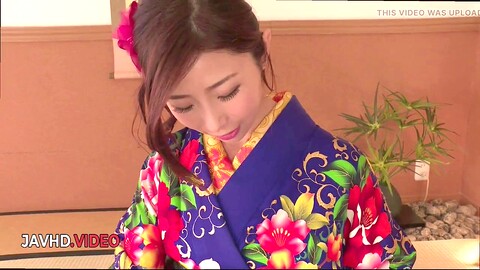 La sensuale cougar in kimono Ayumi Shinoda offre un blowjob appassionato e molto altro.