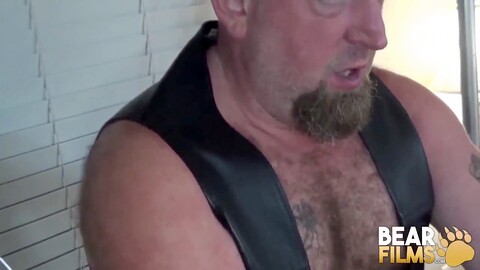 Le papa ours mature Stefan Dupuis s'en prend à deux peluches.