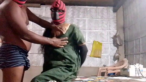 La coppia indiana Your_aisha e Masuuma Aktaaar intensificano le cose con un'azione infuocata.