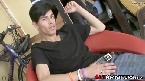 Une amatrice, une bite d’un gay, amateur twink