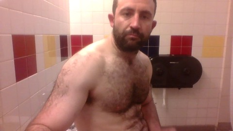 Séance solo avec Robertjm qui exhibe son gros sexe lors d'une branlette originale