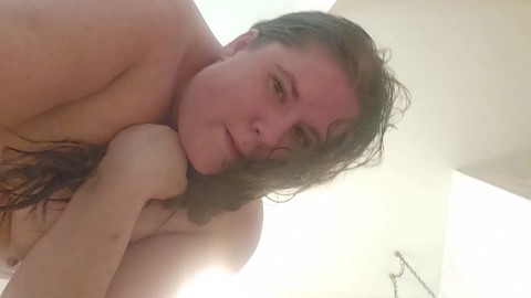 Una milf formosa e prosperosa con una vagina ampia e pelosa si avvicina da vicino e personalmente