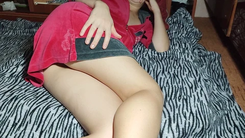 Dolce ragazza asiatica si diletta da sola con un tappo anale nel suo sedere