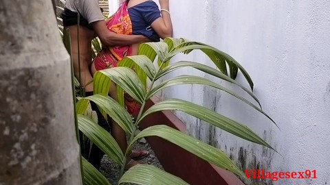 Moglie bengalese in sari si diverte all'aria aperta nel giardino
