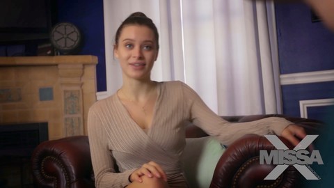 Lana Rhoades lässt ihre enge Muschi in einer Klempner-Rollenspielsitzung einweichen