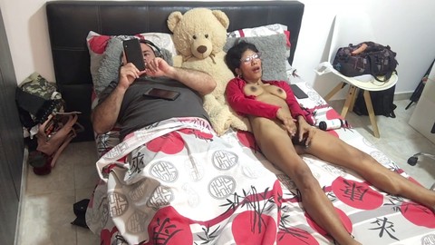 Stuzzico mio marito masturbandomi davanti a lui per accendere una sessione di sesso sfrenato.