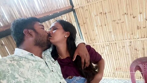 La bhabhi desi Kavita Zawazawi si scatena sul tavolo da pranzo mentre sgranocchia cibo in un hotel.